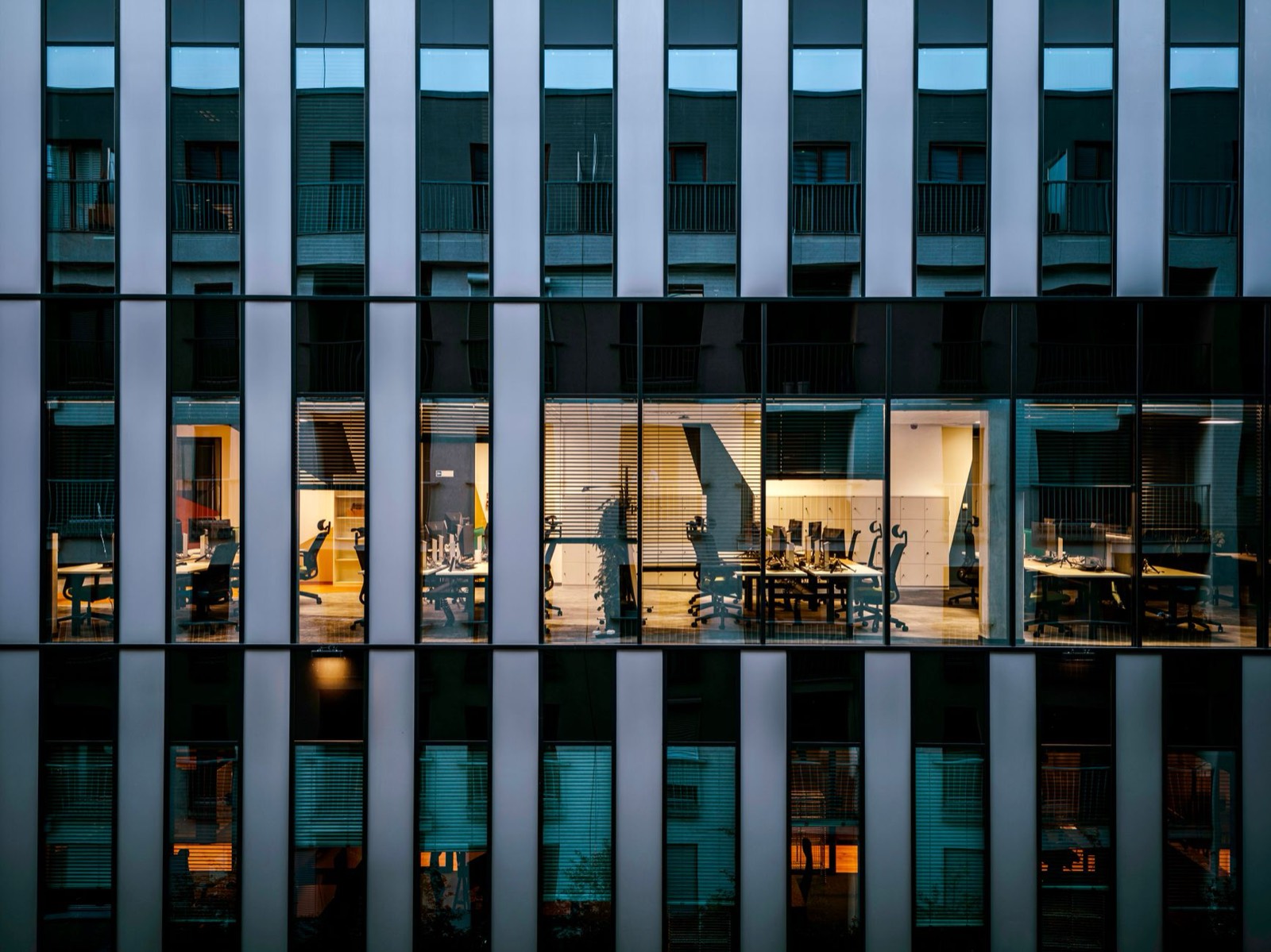 Immeuble de bureaux contemporain éclairé de nuit