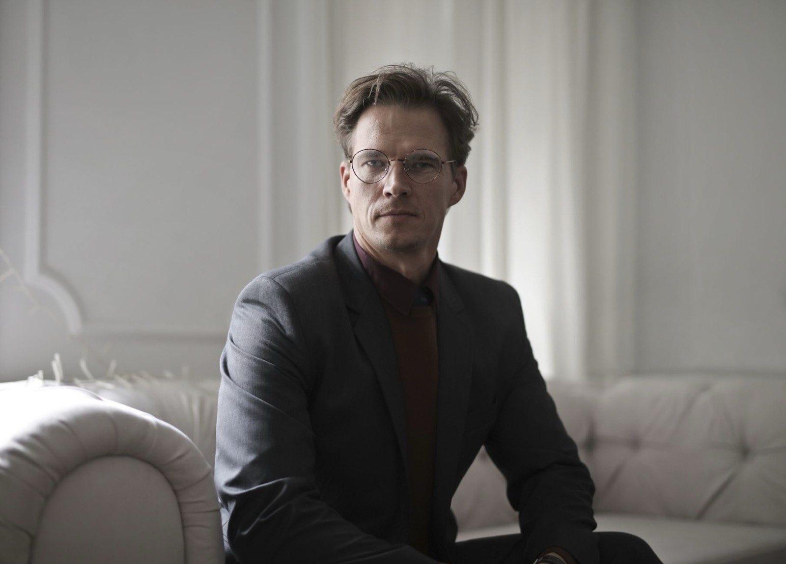 Dirigeant commercial expérimenté, portrait en intérieur