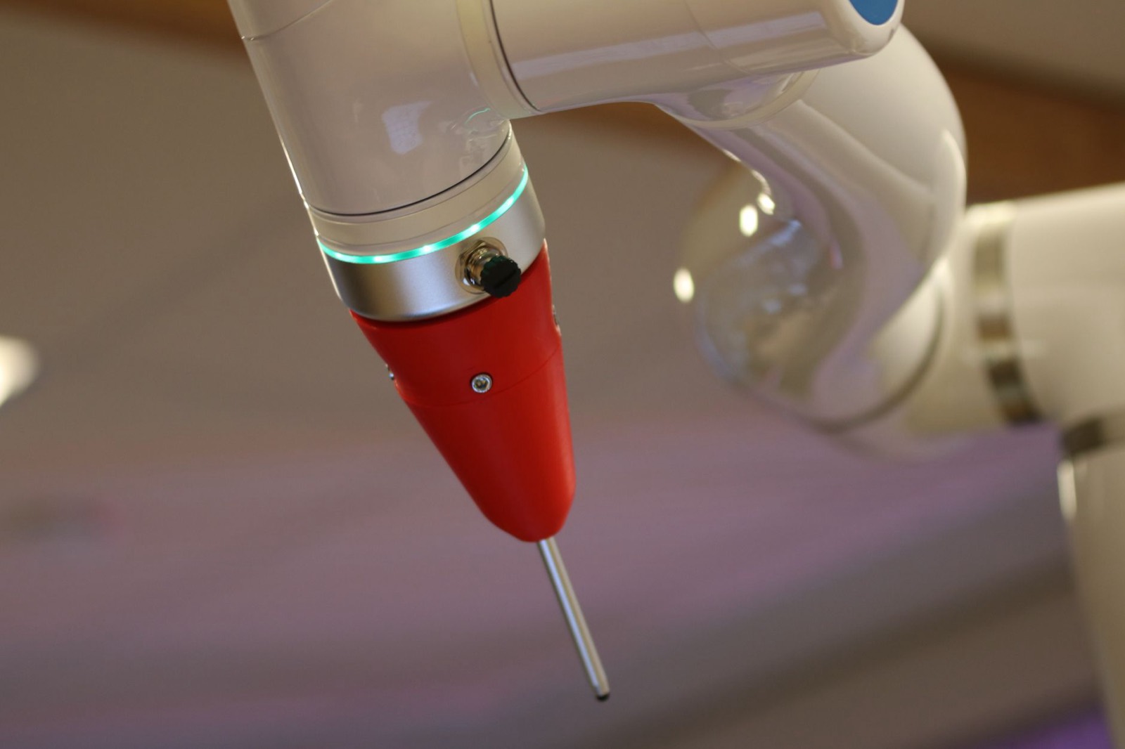 Bras robotisé industriel en fonctionnement dans un atelier moderne